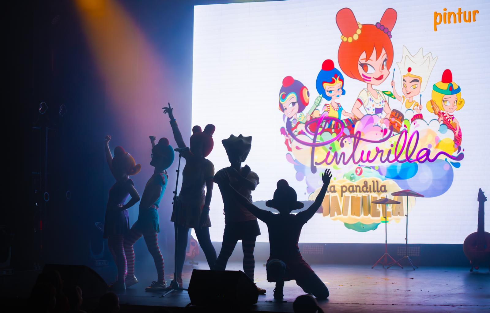 Personajes animados en un escenario