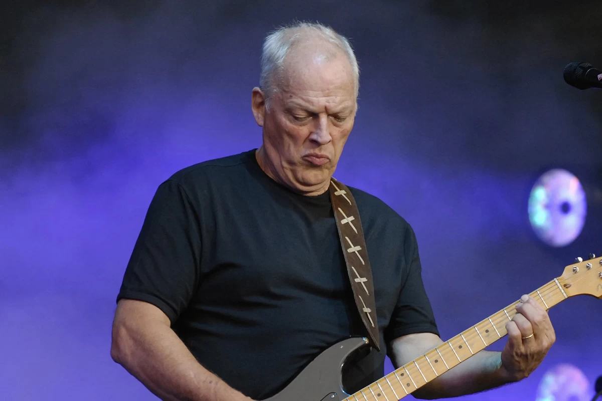 david gilmour playing guitar on stage