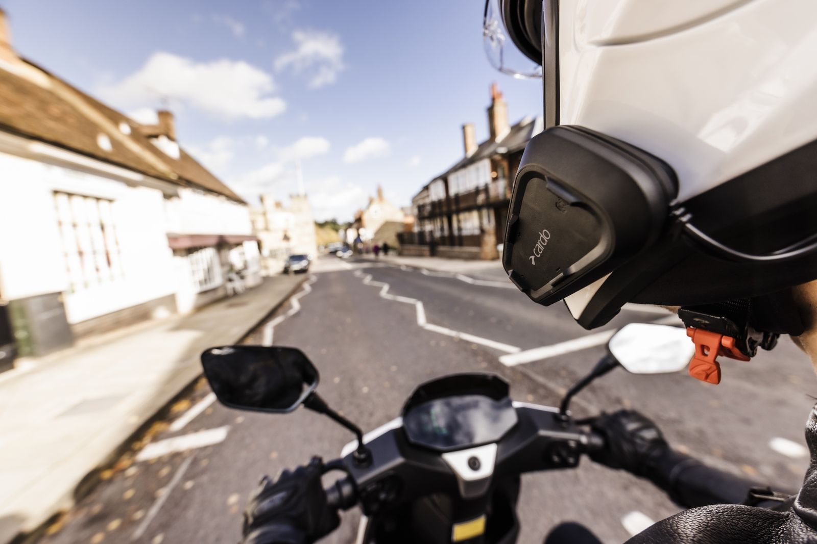 Cardo PACKTALK Edge y tu playlist favorita en el asfalto 1 moto4